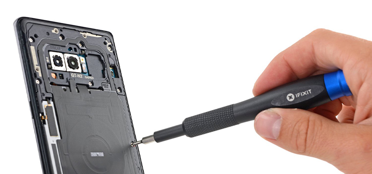 Samsung collabora con iFixIt per semplificare le riparazioni “Fai Da Te”