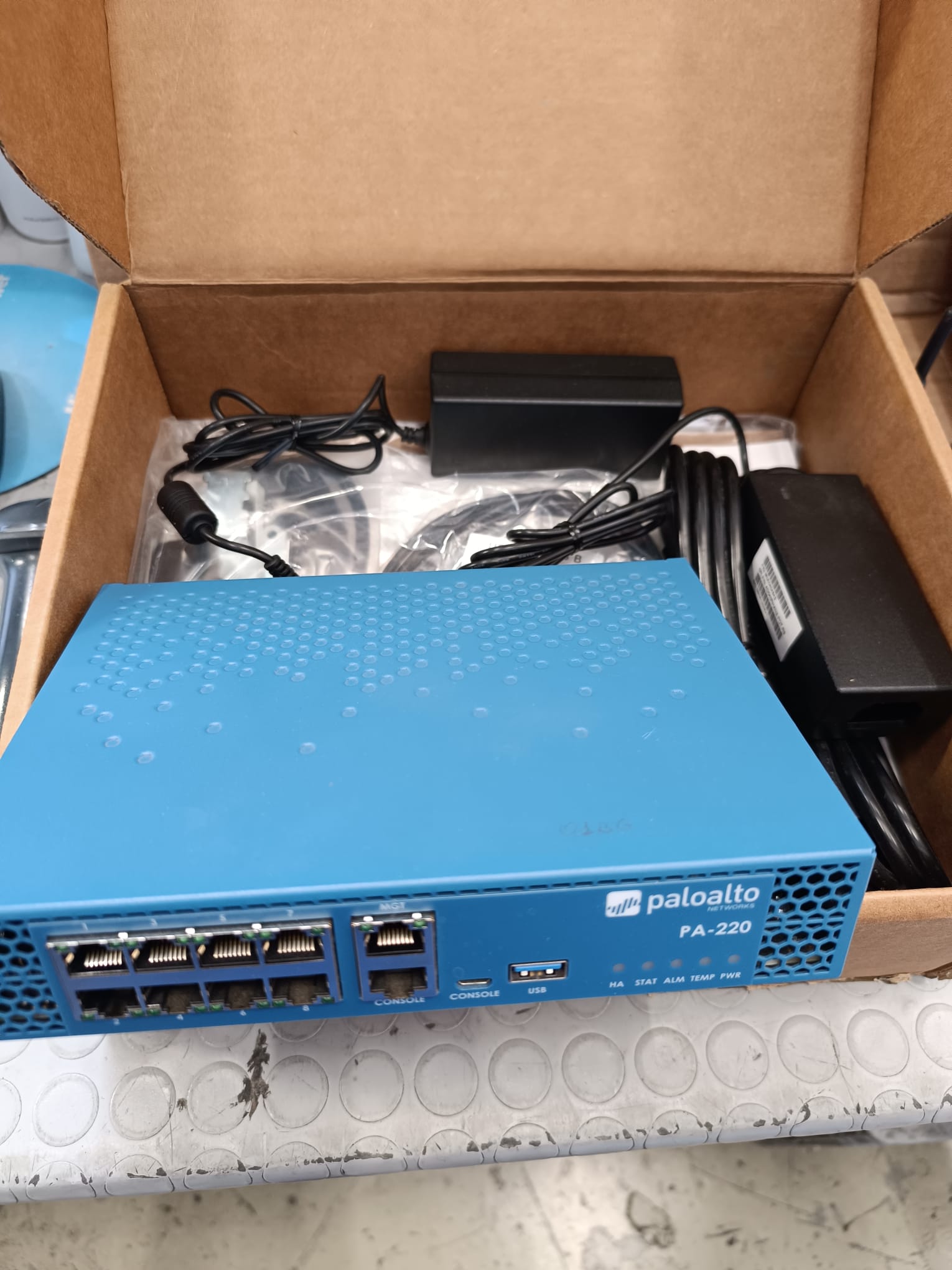 STOCK 11 PRODOTTI NETWORKING SWITCH FIREWALL E ROUTER AS IS PREZZO A CORPO