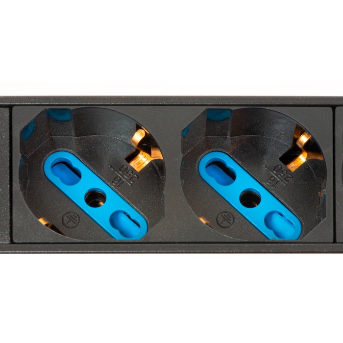 MULTIPRESA VERTICALE A 12 PORTE UNIVERSALI PER ARMADI RACK CON INTERRUTTORE MAGNETOTERMICO